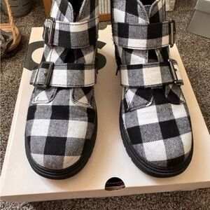 Women’s *LIKE NEW* Black and White Plaid booties
